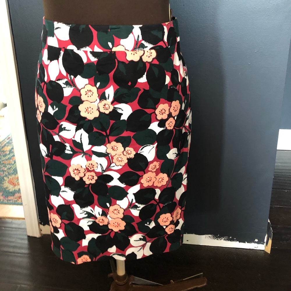 Ann Taylor Floral Pencil skirt. Size 16.